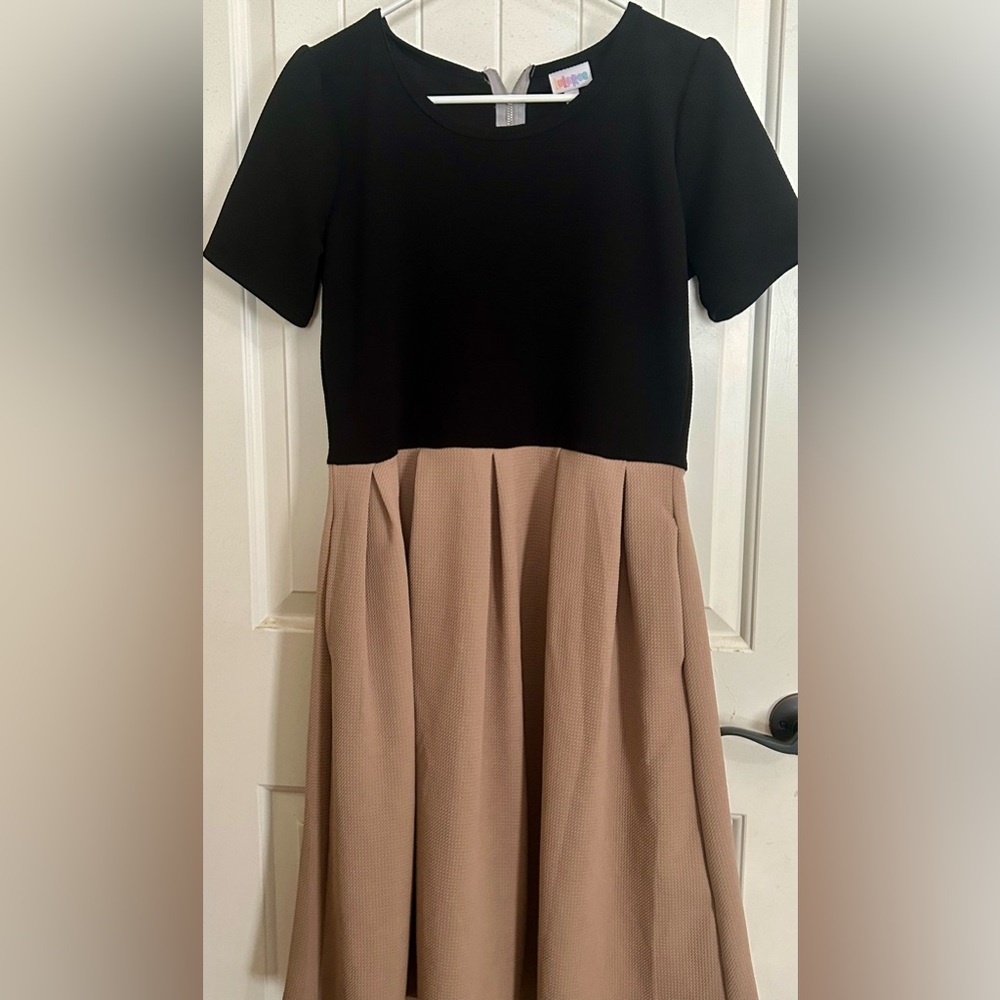 Cute retro style dress with pockets, at to below knees, simple neutral style